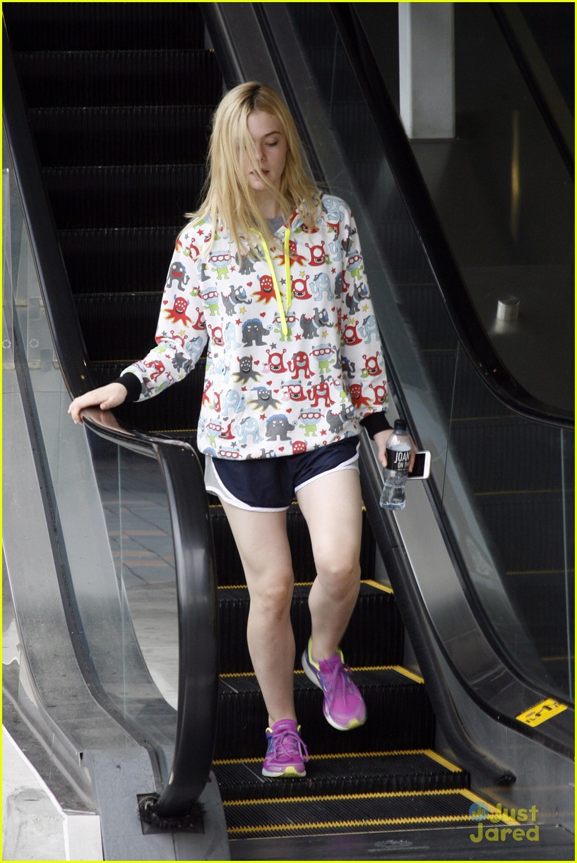 Elle Fanning Grabs Lunch At Joans On Third With Mom Joy Photo 840246 Photo Gallery Just 4848