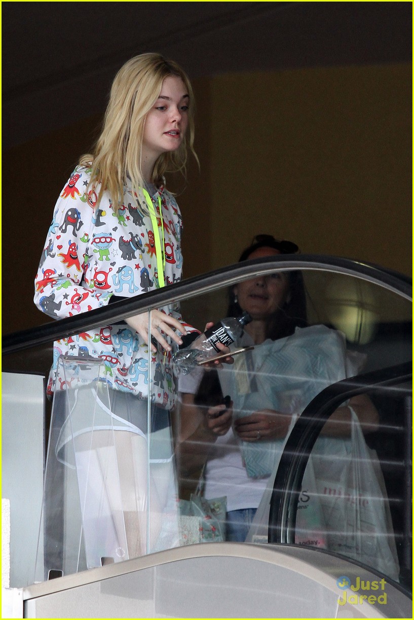 Elle Fanning Grabs Lunch At Joans On Third With Mom Joy Photo 840250 Photo Gallery Just 8103
