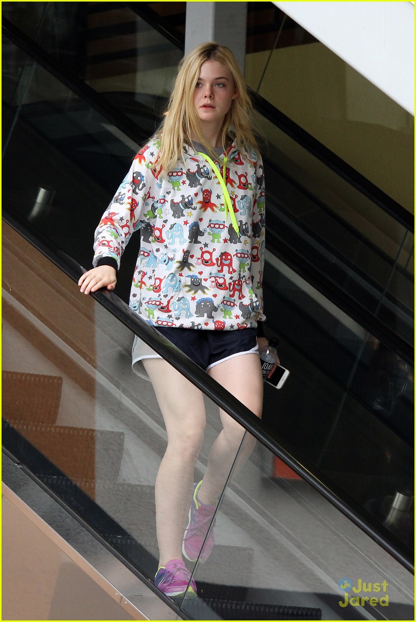 Elle Fanning Grabs Lunch At Joans On Third With Mom Joy Photo 840251 Photo Gallery Just 4338
