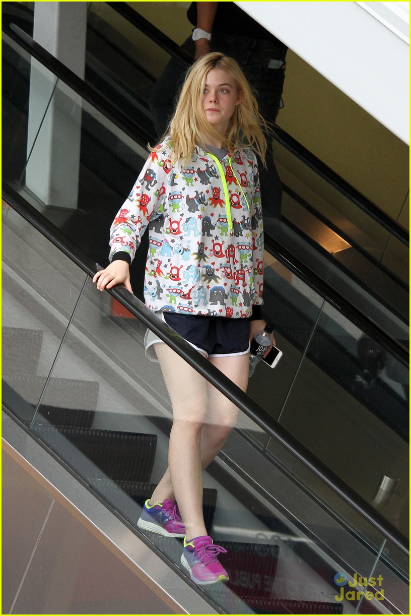 Elle Fanning Grabs Lunch At Joans On Third With Mom Joy Photo 840252 Photo Gallery Just 6514