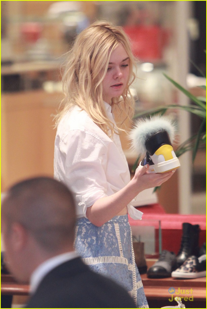 Elle Fanning Goes Shoe Shopping With Mom Joy After July 4th Weekend Photo 835113 Photo 3375