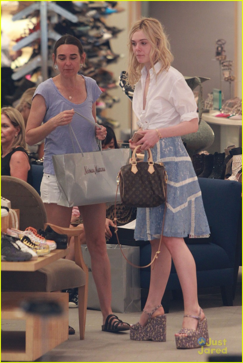 Elle Fanning Goes Shoe Shopping With Mom Joy After July 4th Weekend Photo 835115 Photo 0833
