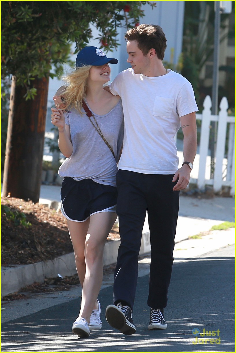 Elle Fanning & Zalman Band Laugh It Up While On A Walk | Photo 843386 ...