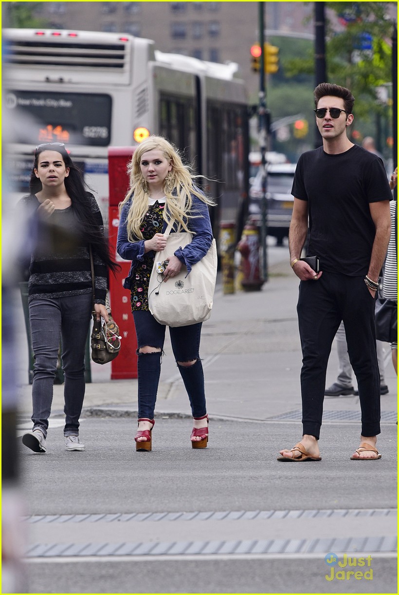 Full Sized Photo of emma roberts orange jumpsuit abigail breslin queens