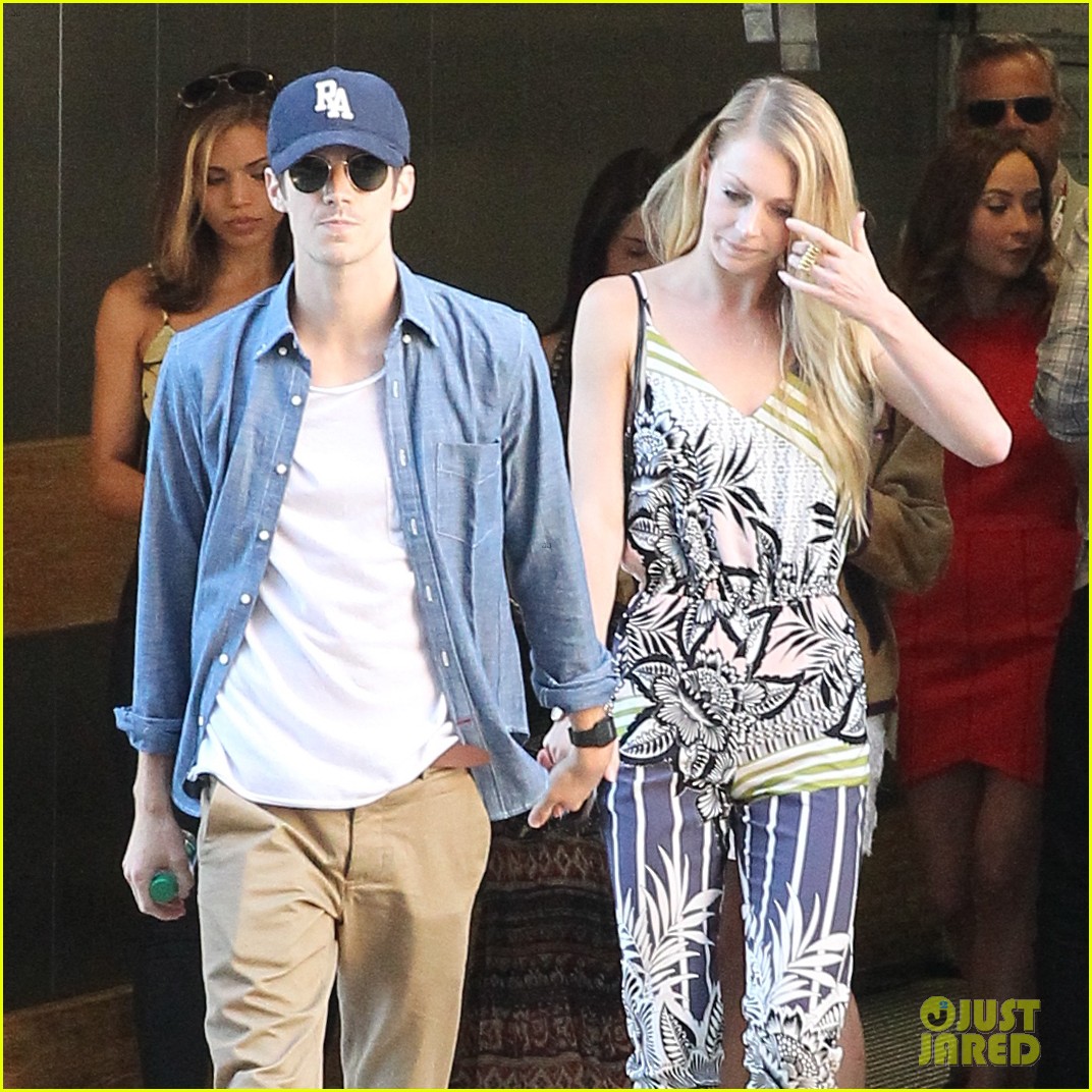 grant-gustin-brings-the-flash-to-comic-con-with-girlfriend-hannah-douglass-photo-837828-2015-comic-con-candice-patton-carlos-valdes-danielle-panabaker-grant-gustin-hannah-douglass-john-wesley-shipp-the-flash-tom