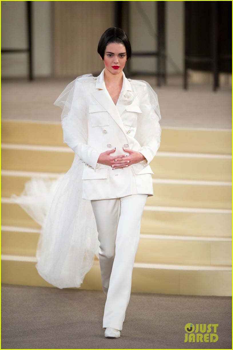 Kendall Jenner Is The Bride for Karl Lagerfeld at Paris Fashion Week ...