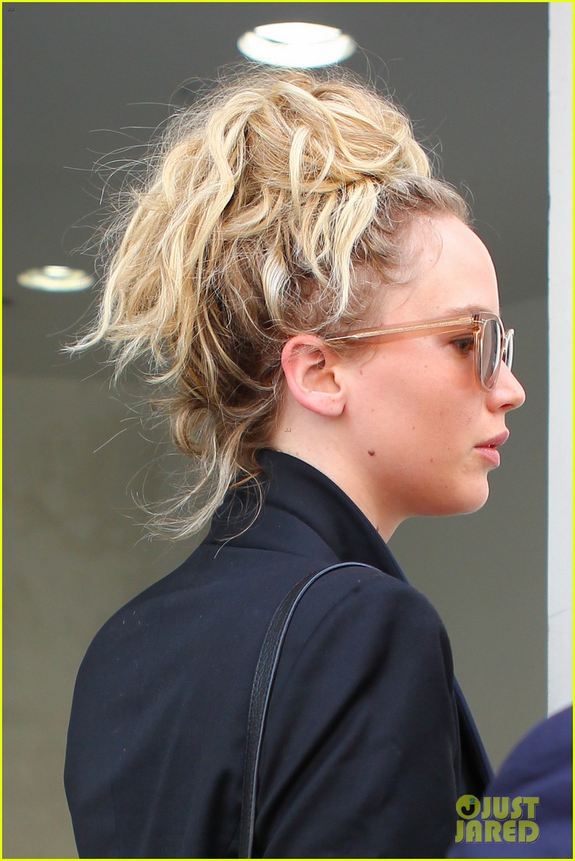 jennifer-lawrence-hangs-out-with-chris-martin-over-holiday-weekend