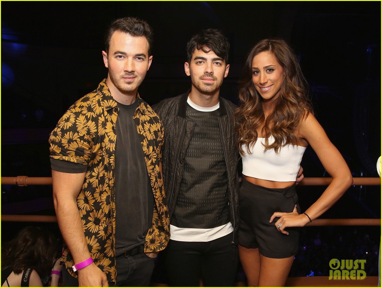 Full Sized Photo Of Joe Jonas Meets Up With Brothers Kevin Nick 15 Joe And Kevin Jonas Watch