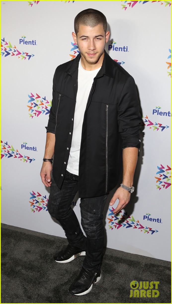 nick jonas gets support from brother kevin wife danielle deleasa at plentitogether live 11