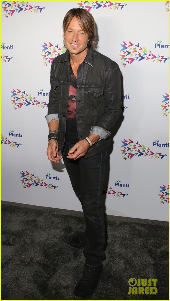 nick jonas gets support from brother kevin wife danielle deleasa at plentitogether live 19