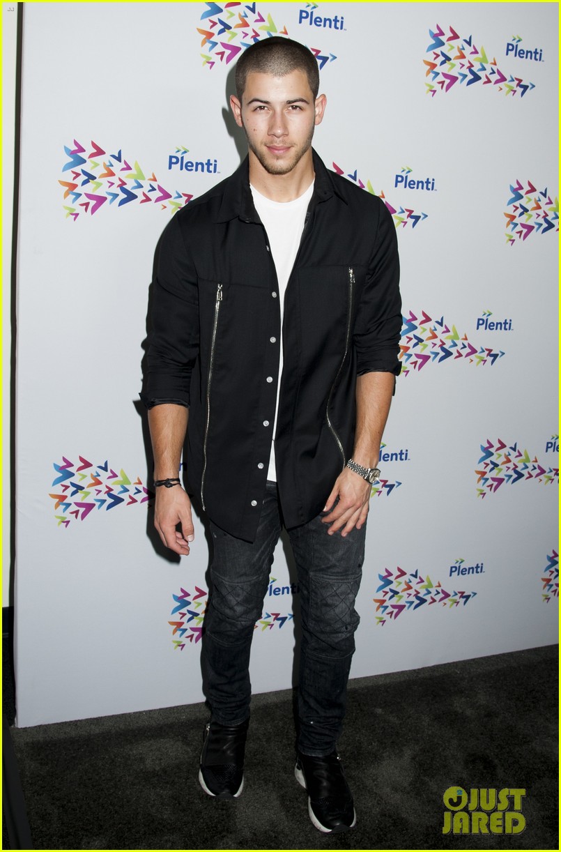 nick jonas gets support from brother kevin wife danielle deleasa at plentitogether live 22