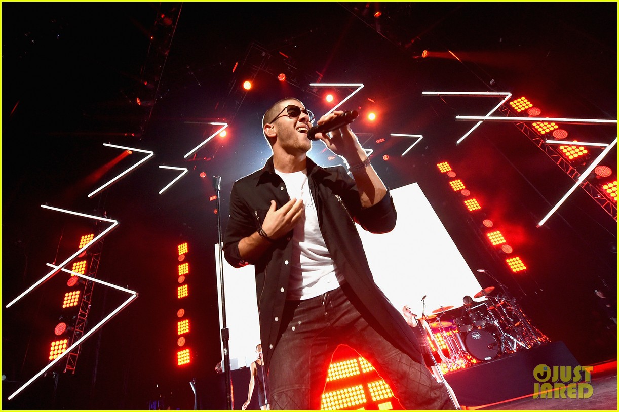 nick jonas gets support from brother kevin wife danielle deleasa at plentitogether live 26