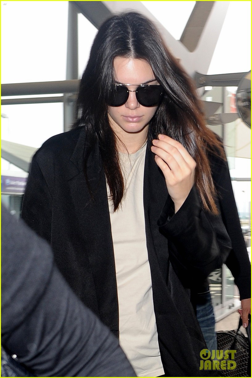 Full Sized Photo of kendall kris jenner airport london 02 | Kendall