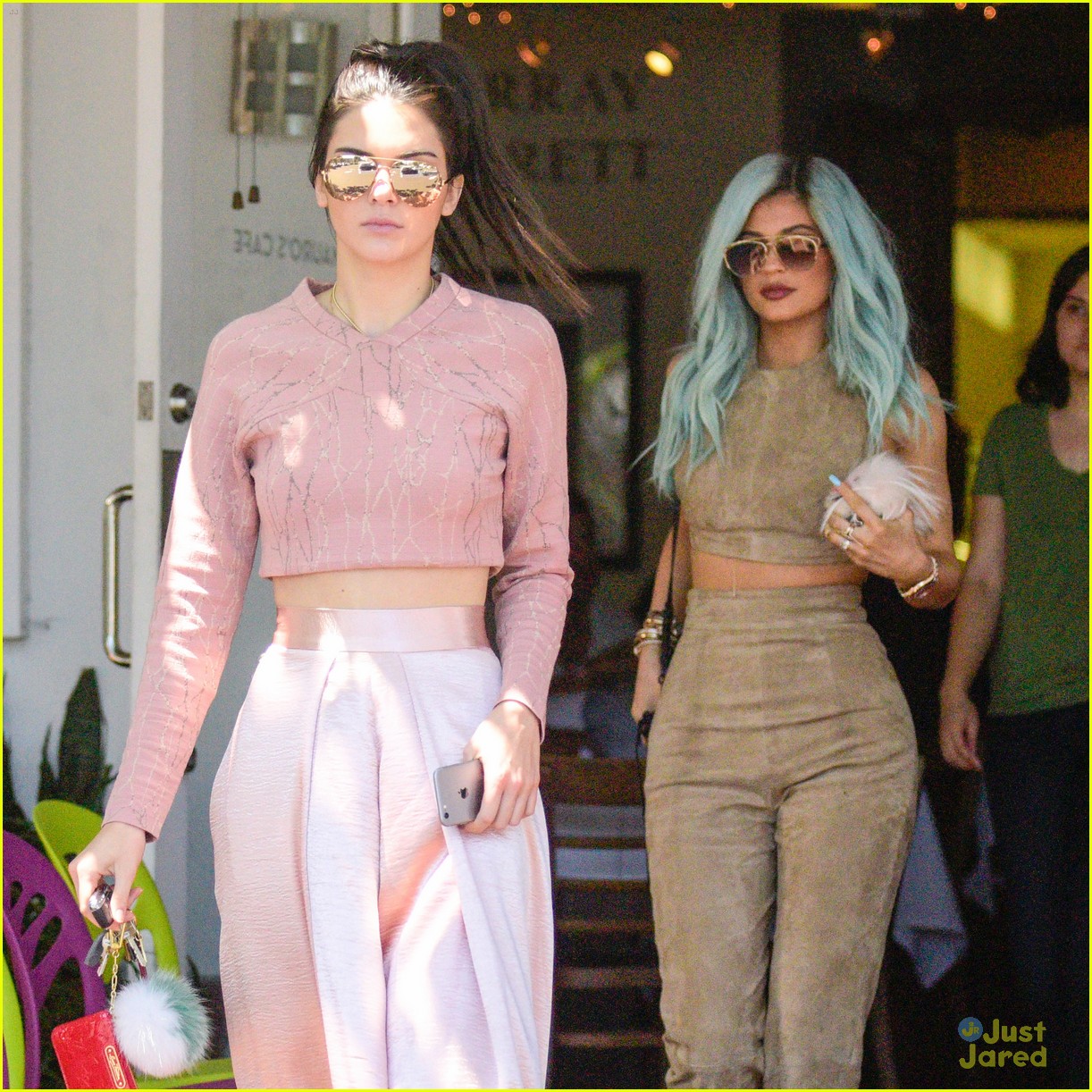 Kendall Jenner Grabs Lunch with Newly Blue-Haired Kylie Jenner | Photo ...