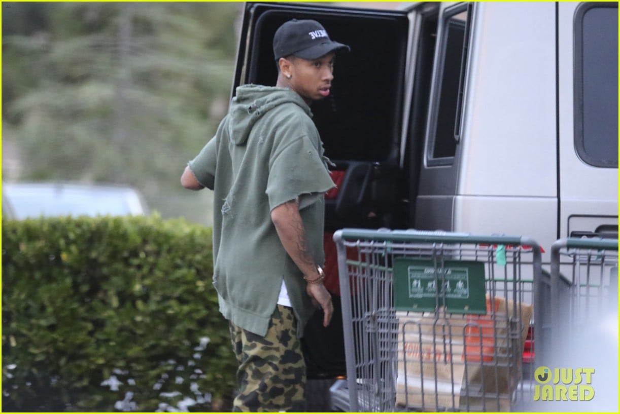 Kylie Jenner Stocks Up on Food With Tyga Ahead of Holiday Weekend ...