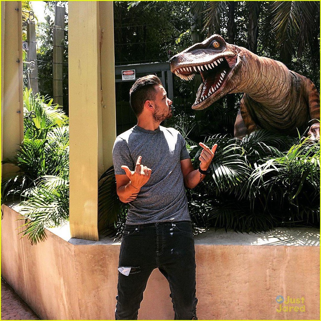 Liam Payne & Sophia Smith Meet Dinosaurs At Universal Orlando See The