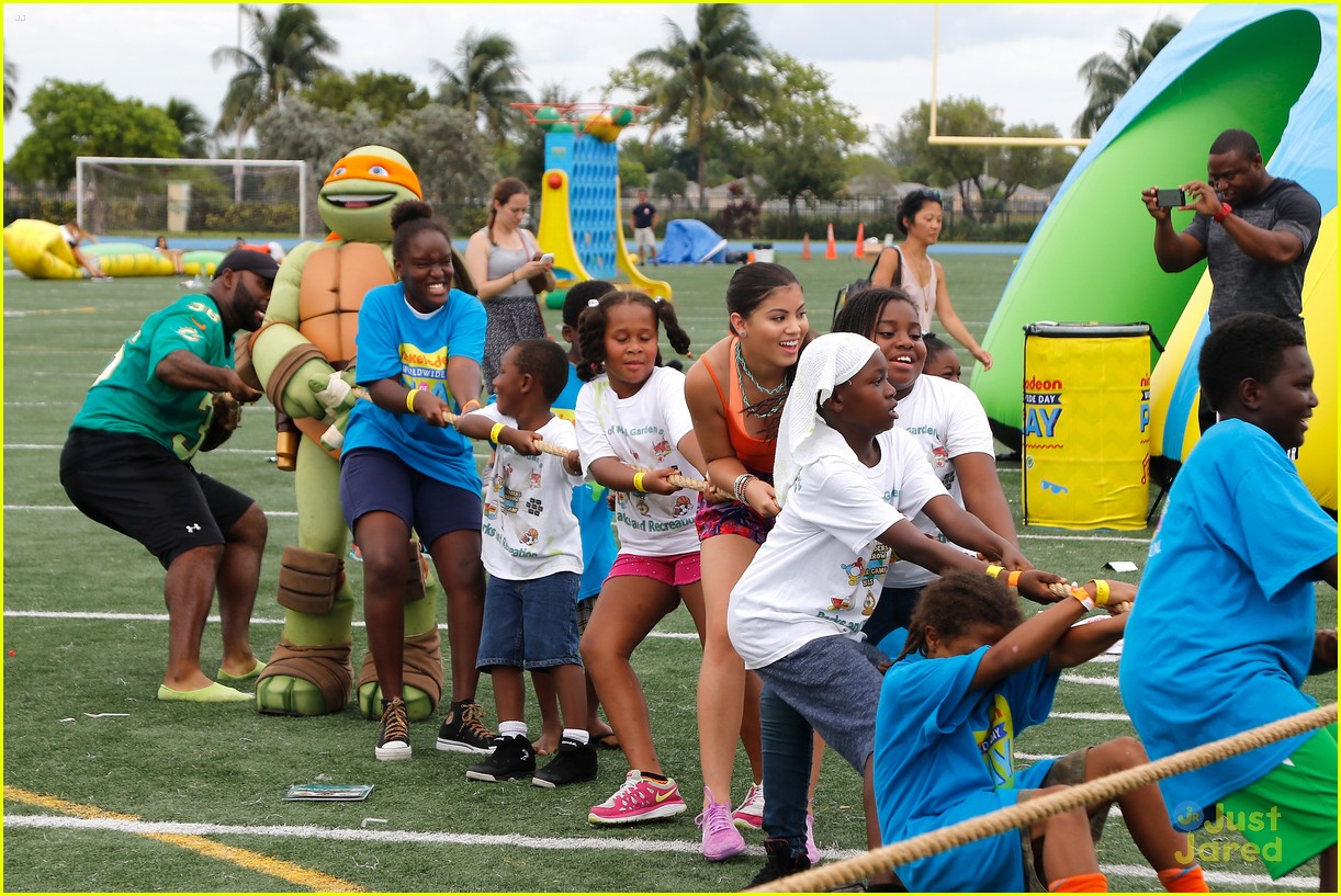 Paola Andino & Nick Merico Take On Tug-O-War During Road To The ...