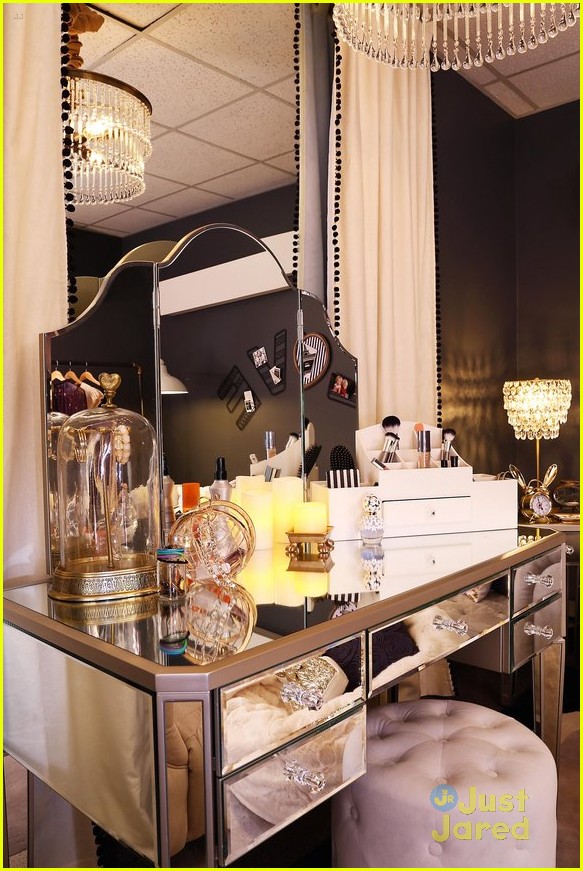 Full Sized Photo of peyton list bunkd dressing room pics 06 Peyton