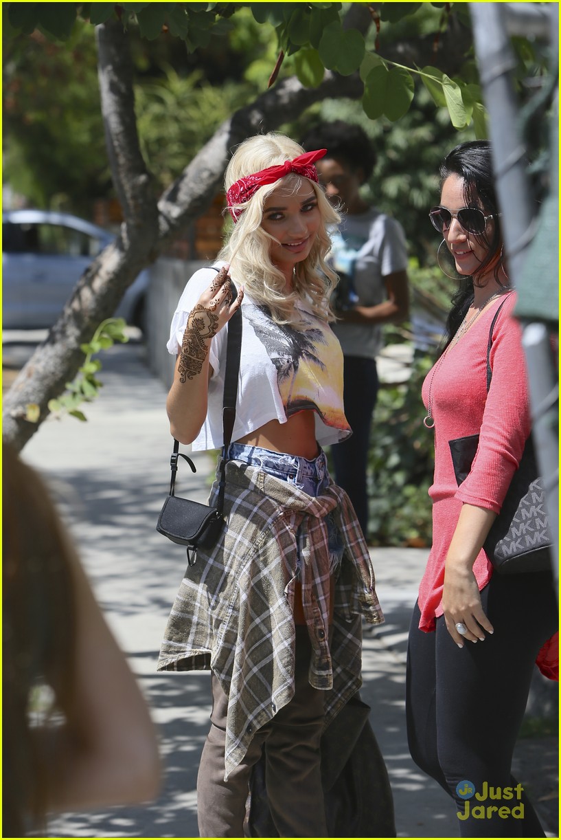 Full Sized Photo of pia mia urth caffe friends 07 | Pia Mia Shows Off