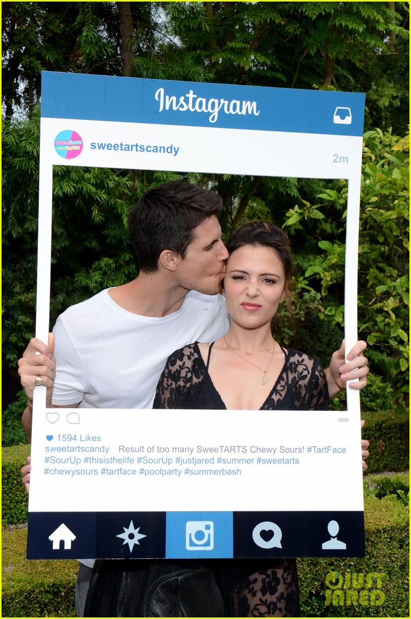 Italia Ricci Robbie Amell Are The Cutest Couple Ever At Jj Summer Bash Presented By Sweetarts Chewy Sours Photo 8409 15 Just Jared Summer Party Danika Yarosh Eve Harlow Hayley