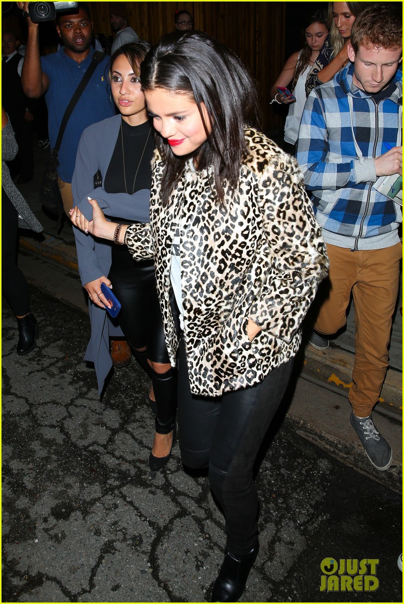 Selena Gomez & Francia Raisa Hold Hands for a Girls' Night Out | Photo
