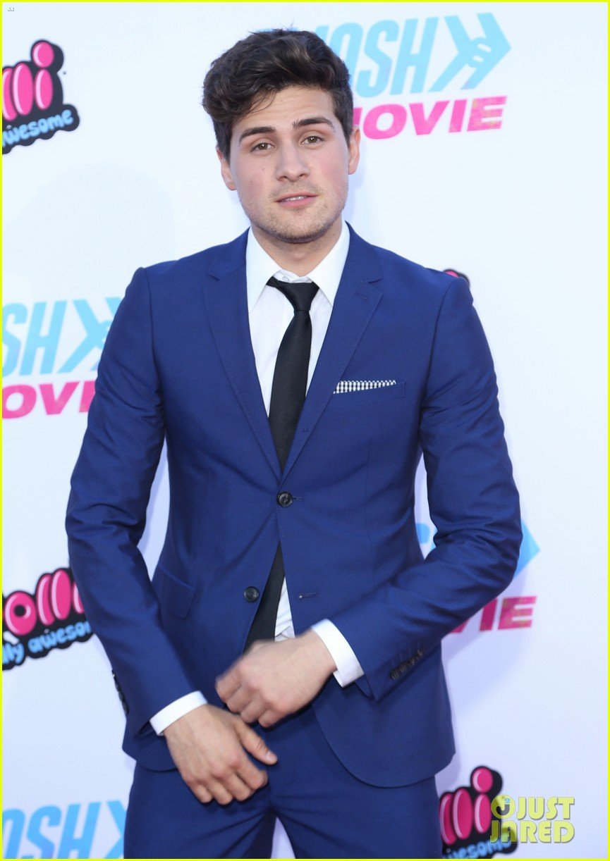 Social Media Stars Ian Hecox Anthony Padilla Premiere Smosh The Movie Photo 844149 Anthony Padilla Ian Hecox Jacob Hopkins Joey Graceffa Lia Marie Johnson Rebecca Black Smosh Tyler Ward Pictures