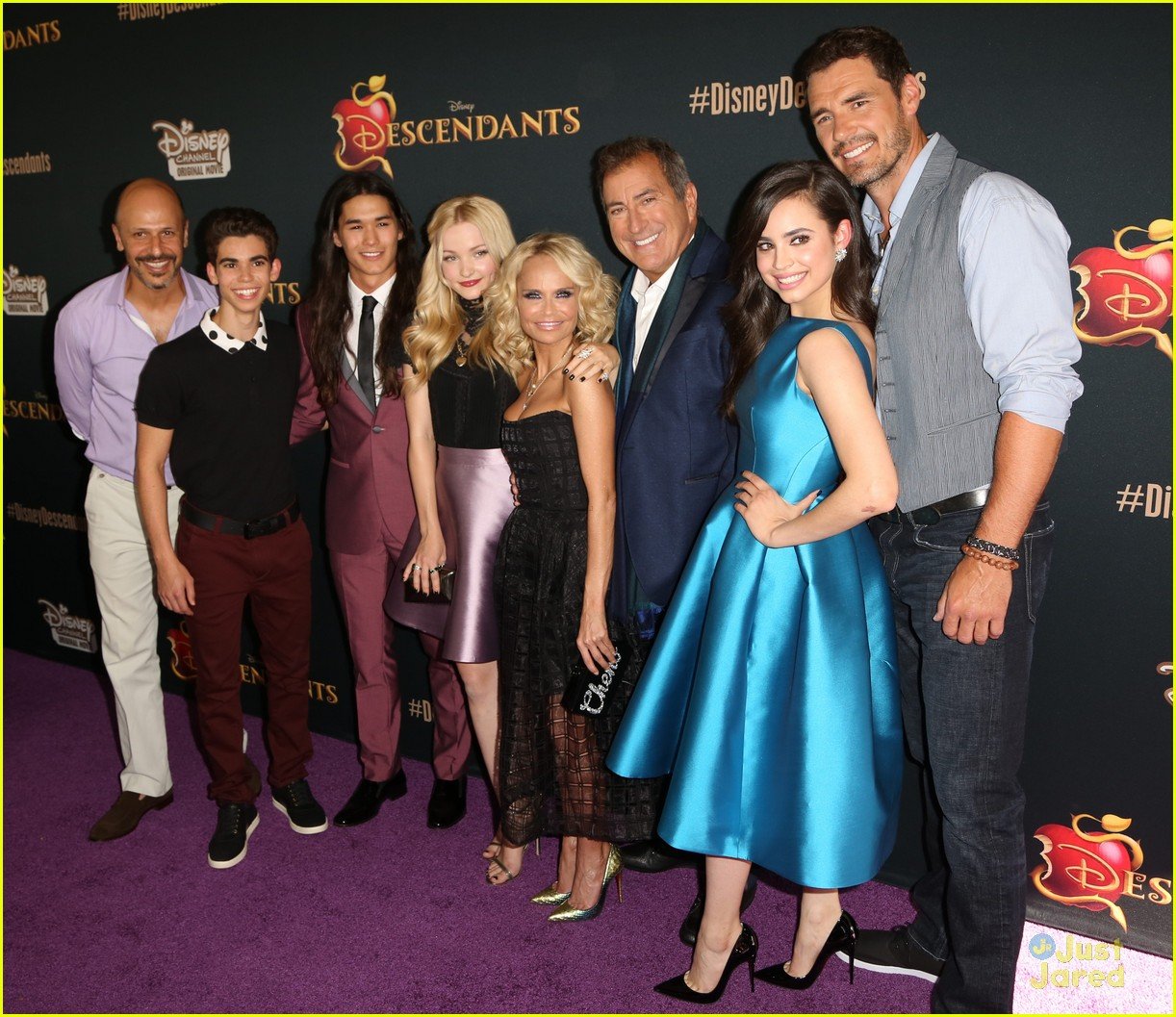 Sofia Carson Strikes An 'Evie' Pose At 'Descendants' Premiere | Photo ...