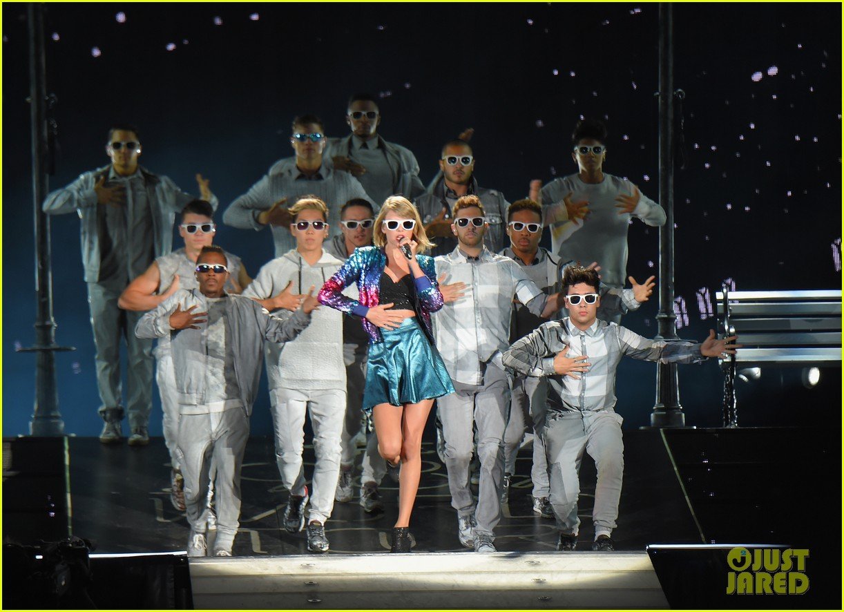 Taylor Swift Sings Shut Up And Dance With Walk The Moon Video