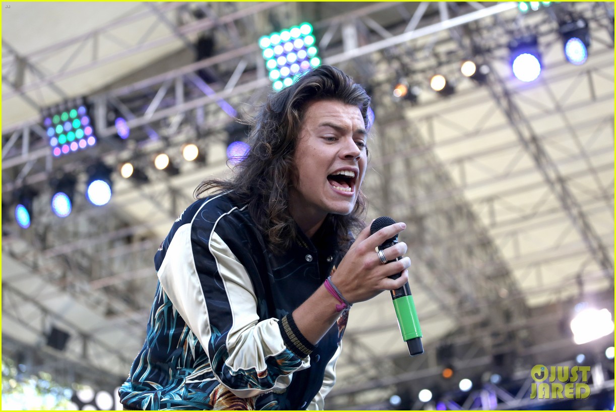 One Direction Performs New Single Drag Me Down On Good Morning   One Direction Drag Me Down Gma 25.JPG