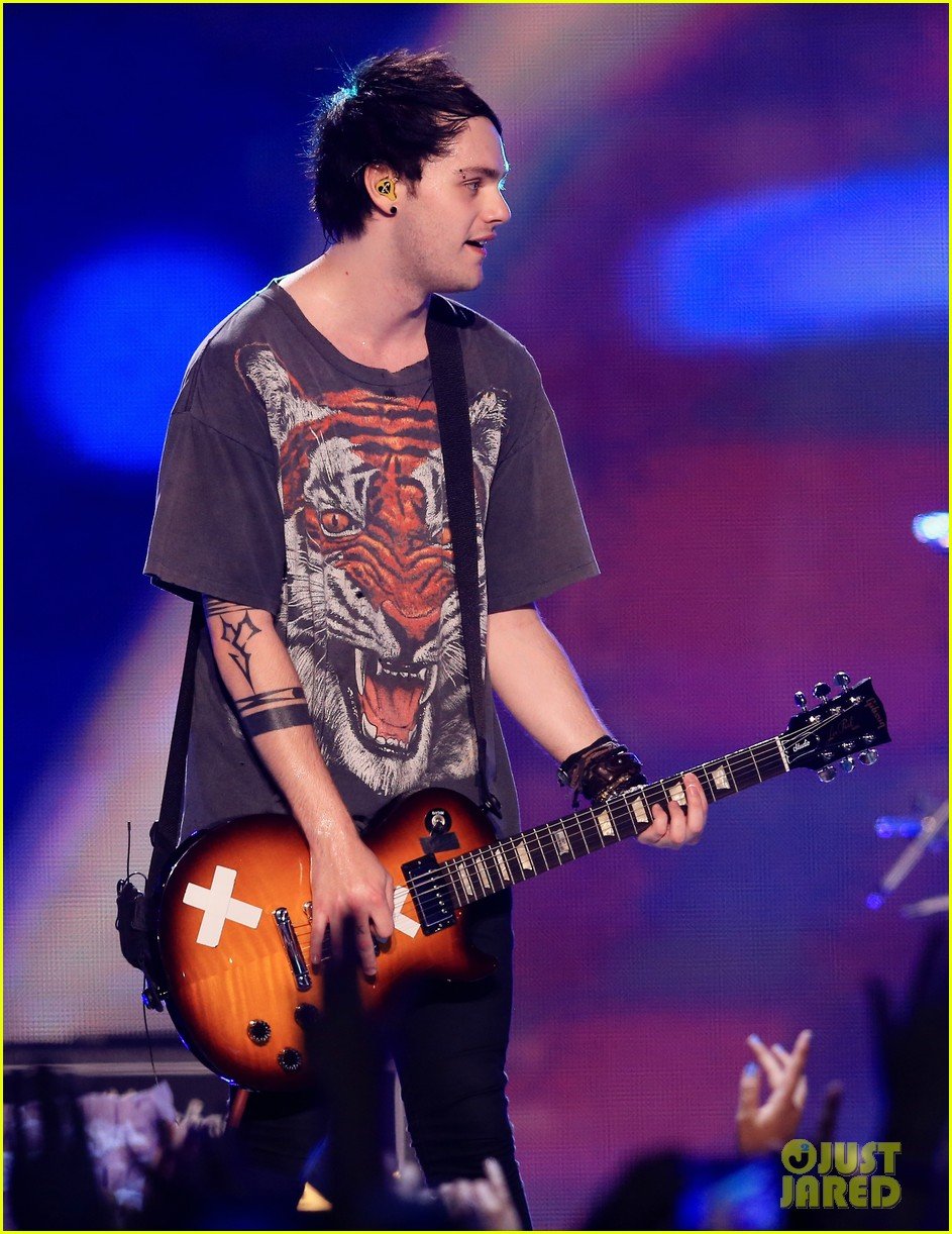 5 Seconds of Summer Rock the 'Vevo Certified Live' Stage! | Photo ...