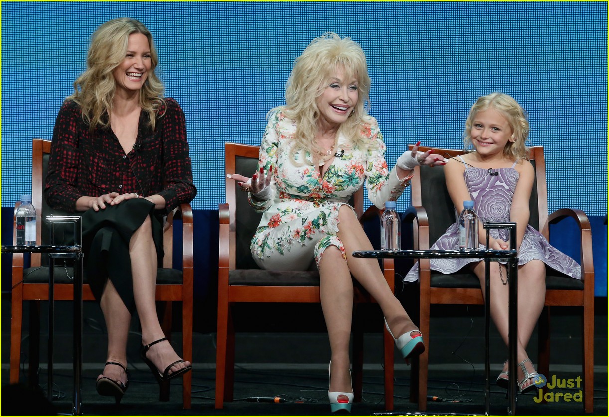 Alyvia Alyn Lind Joins Dolly Parton For Coat Of Many Colors Tca Panel