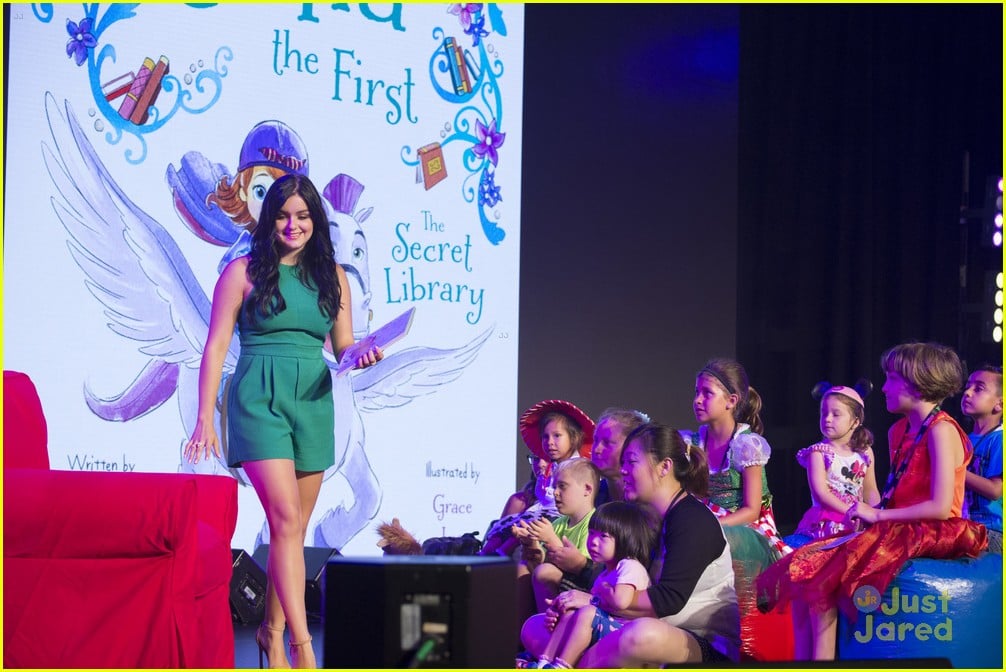 Ariel Winter Reads 'Sofia The First' To Fans At D23 Photo 851706