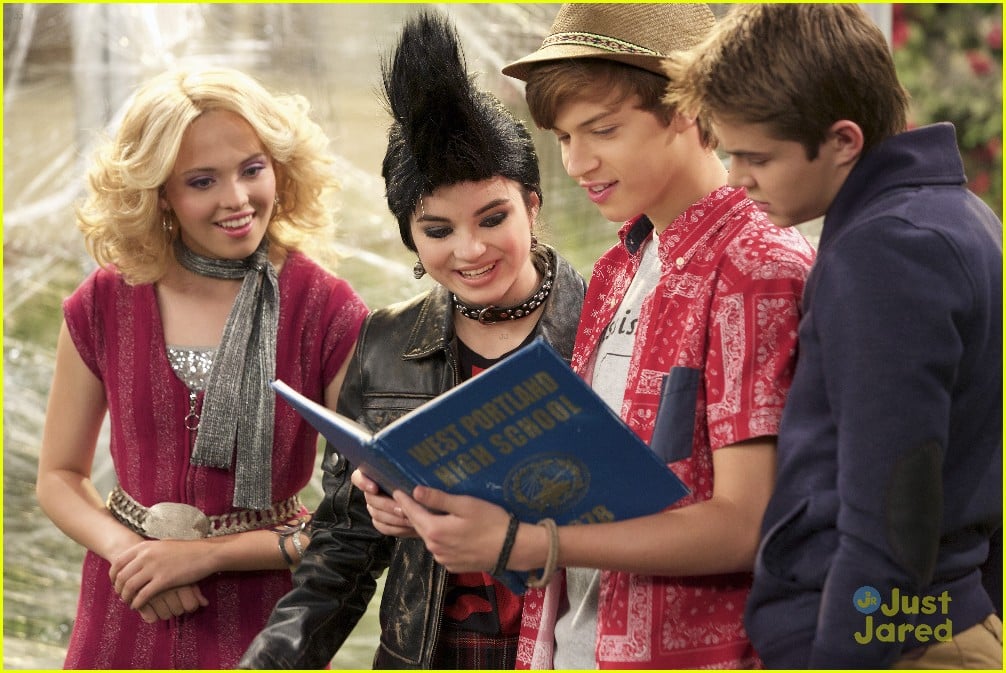 Shelby & Cyd Head Back To The '70s In 'Best Friends Whenever' Tonight! Photo 855063 Photo