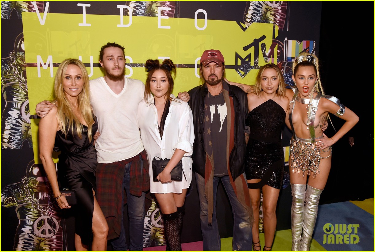 Miley Cyrus Brings Her Family To Mtv Vmas 2015 Photo 858090 2015 Mtv Vmas Billy Ray Cyrus Braison Cyrus Brandi Cyrus Miley Cyrus Noah Cyrus Tish Cyrus Pictures Just Jared Jr