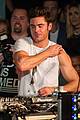 zac efron ends the wayf tour by baring his bulging biceps 05