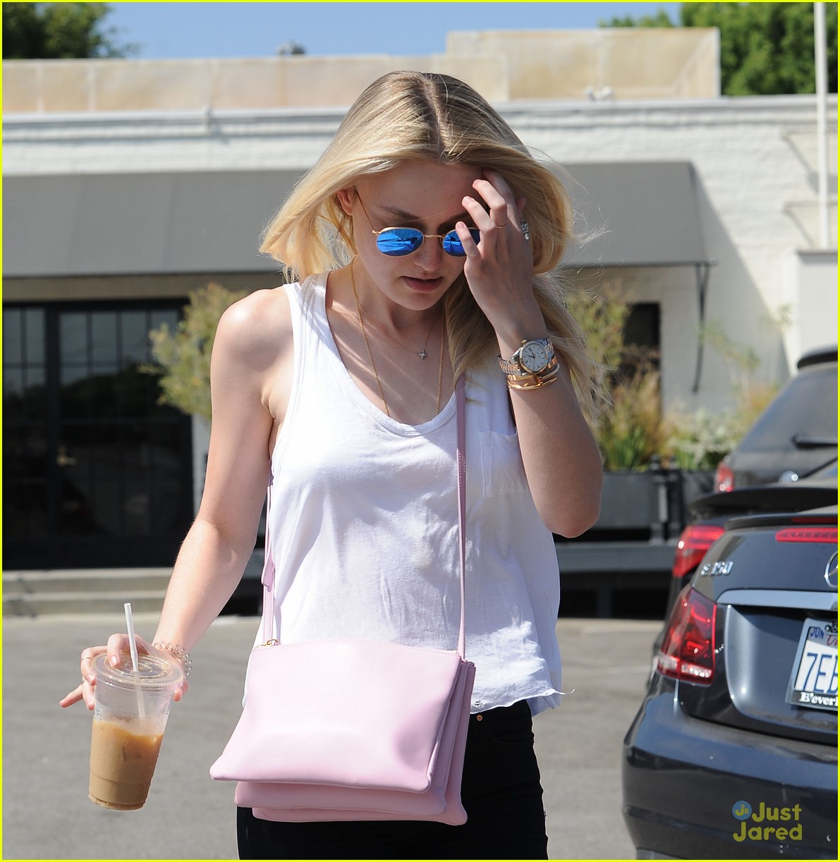 Dakota Fanning Gets Her Hair Done And Elle Lunches With Grandma In Los Angeles Photo 854386 2983