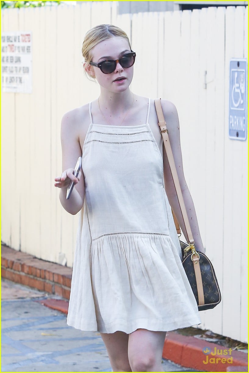 Dakota Fanning Gets Her Hair Done And Elle Lunches With Grandma In Los Angeles Photo 854390 2767