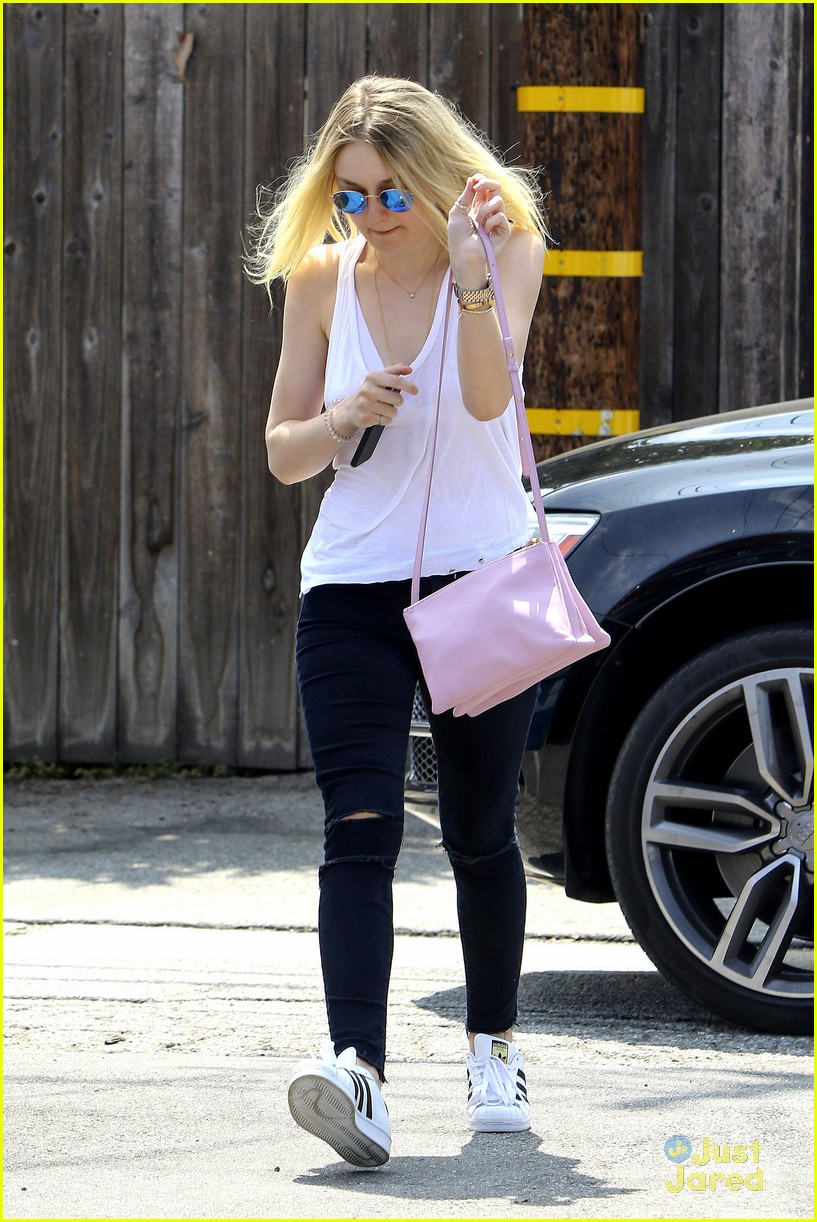 Dakota Fanning Gets Her Hair Done And Elle Lunches With Grandma In Los Angeles Photo 854403 8814