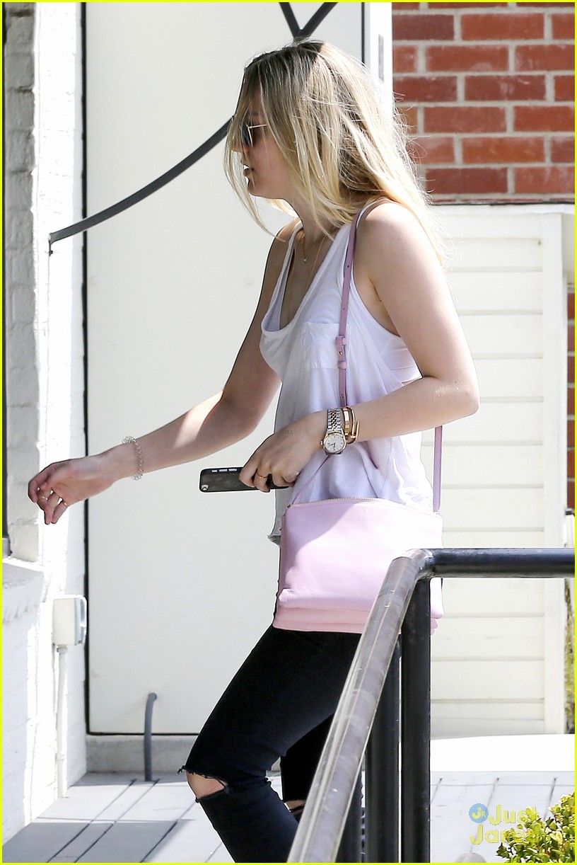 Dakota Fanning Gets Her Hair Done And Elle Lunches With Grandma In Los Angeles Photo 854405 1198