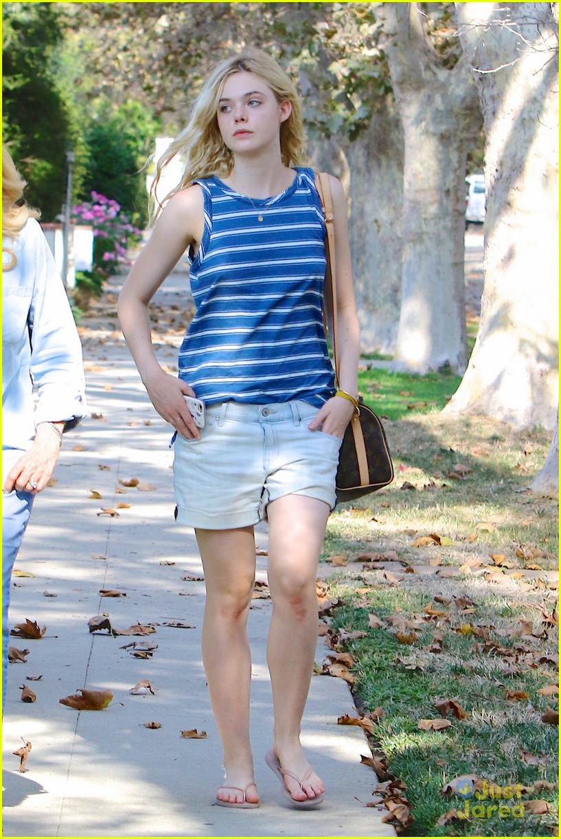 Dakota Fanning Gets Her Hair Done And Elle Lunches With Grandma In Los Angeles Photo 854411 3672
