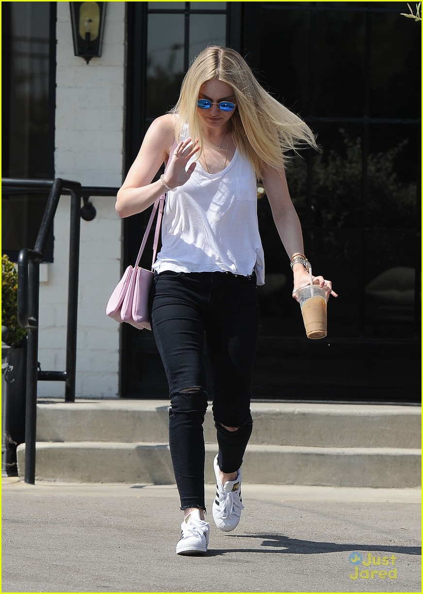 Dakota Fanning Gets Her Hair Done And Elle Lunches With Grandma In Los Angeles Photo 854415 4625