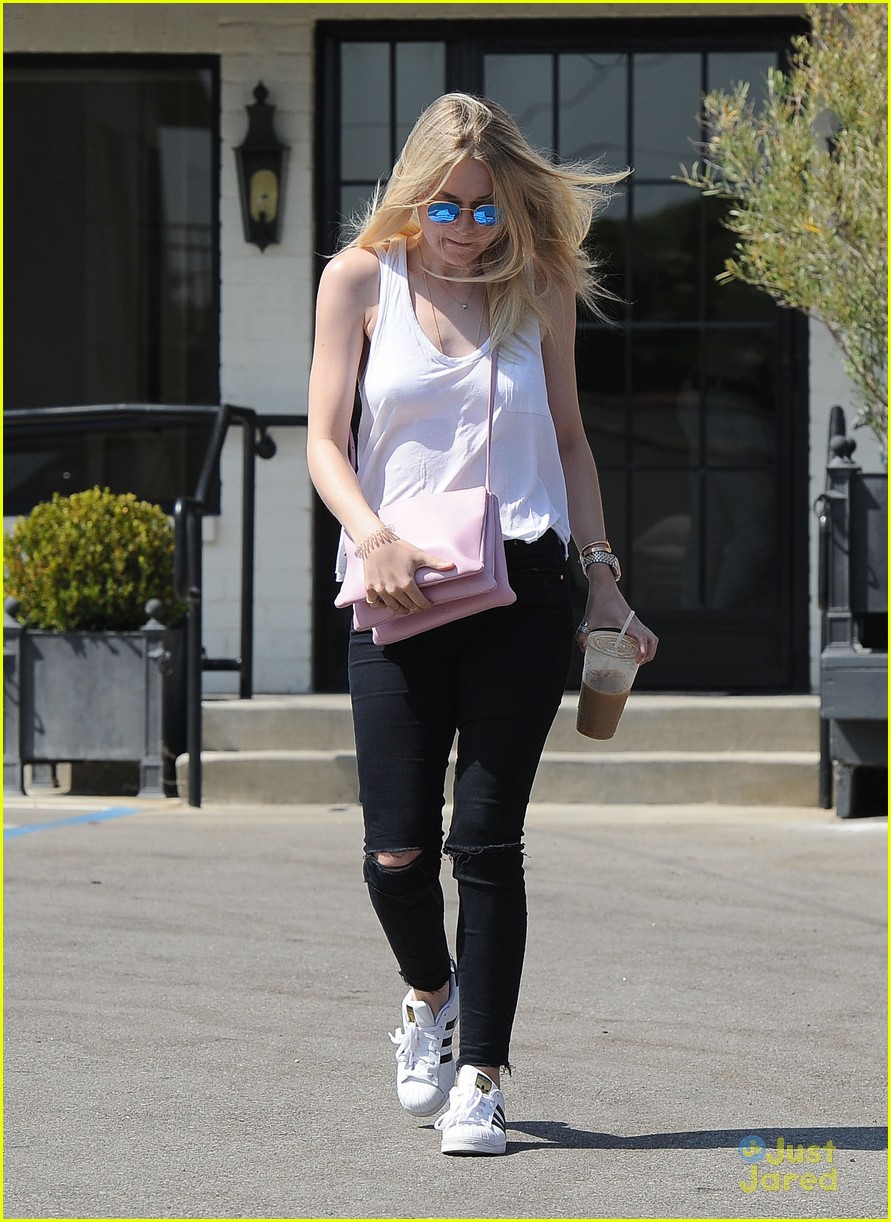 Dakota Fanning Gets Her Hair Done And Elle Lunches With Grandma In Los Angeles Photo 854416 7188