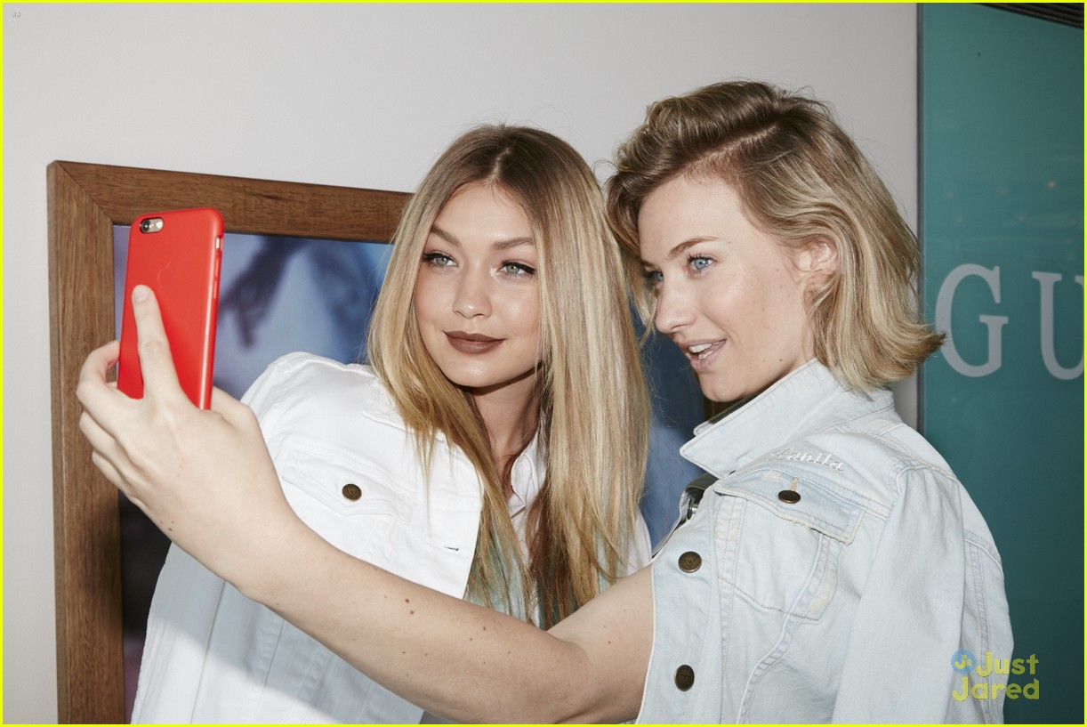 Gigi Hadid Debuts Blue Hair At Guess Blogger Breakfast | Photo 848174