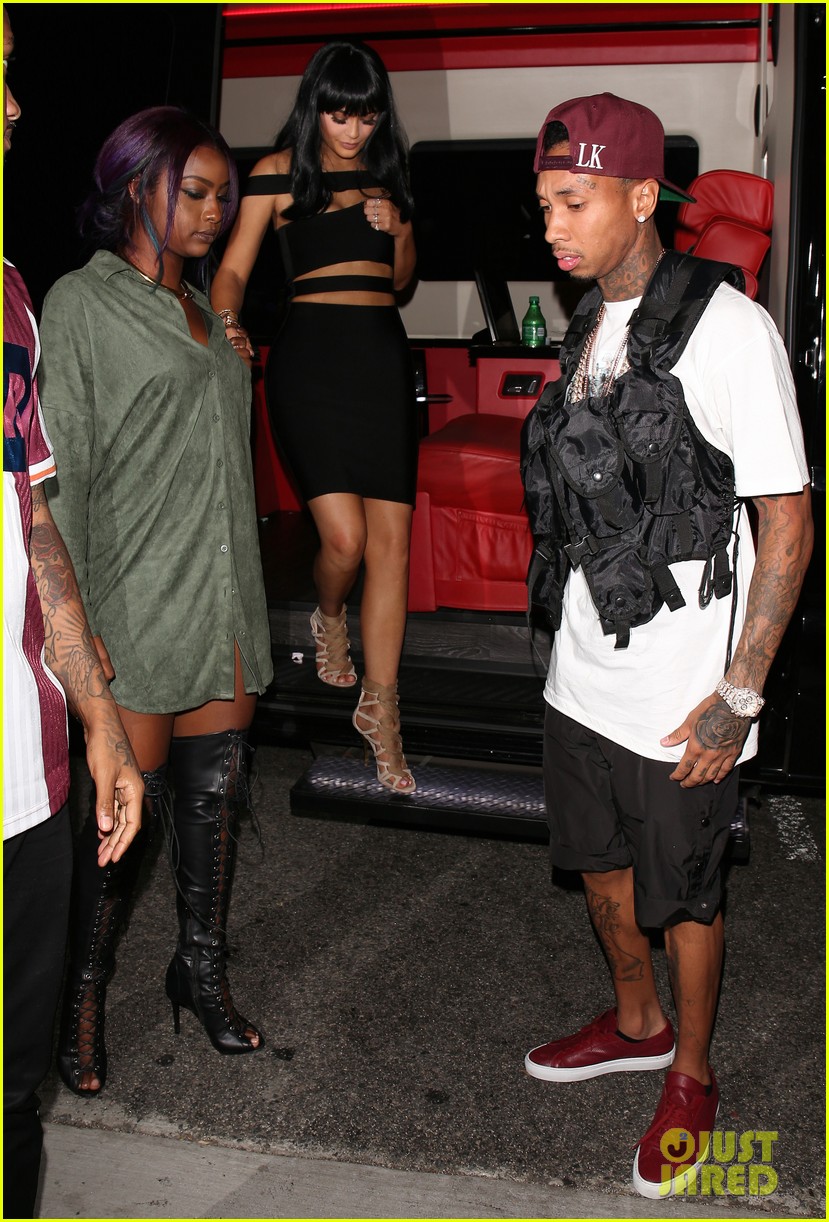 Kylie Jenner Changes Into Second Dress for VMAs Night | Photo 858534 ...