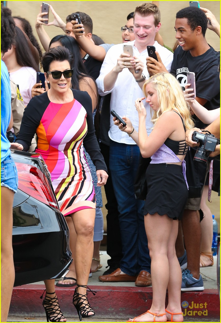 Kylie Jenner Grabs Greek Yogurt With Sis Kourtney Kardashian | Photo