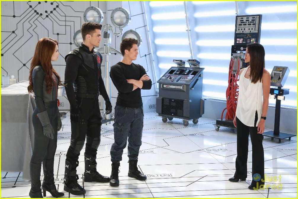 Leo Howard Guest Stars on Tonight's 'Lab Rats Bionic Island' See