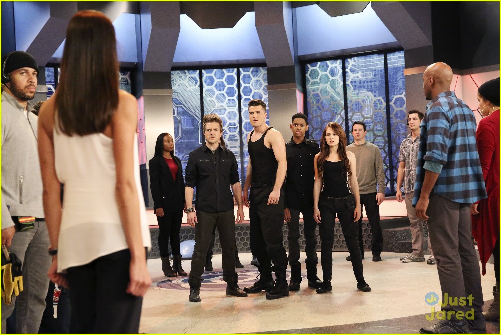 Leo Howard Guest Stars on Tonight's 'Lab Rats Bionic Island' See