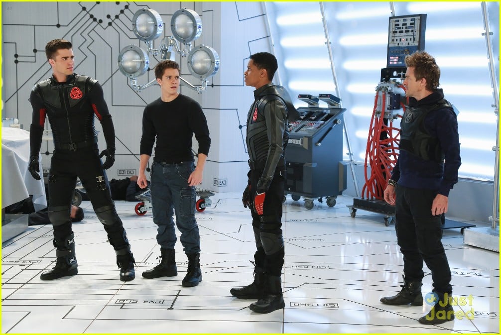 Leo Howard Guest Stars on Tonight's 'Lab Rats Bionic Island' See