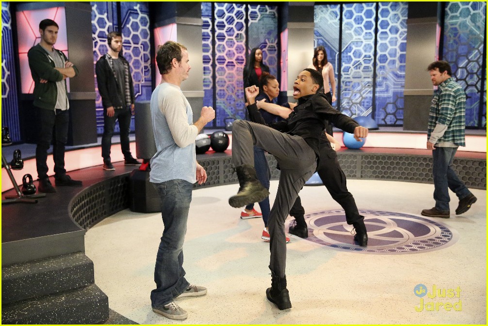 Leo Howard Guest Stars on Tonight's 'Lab Rats Bionic Island' See