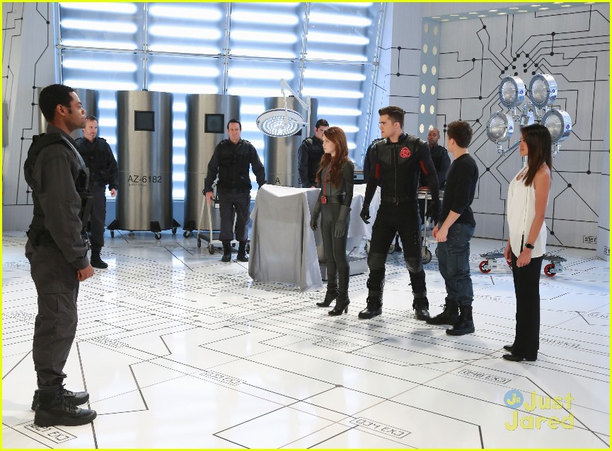 Leo Howard Guest Stars on Tonight's 'Lab Rats Bionic Island' See